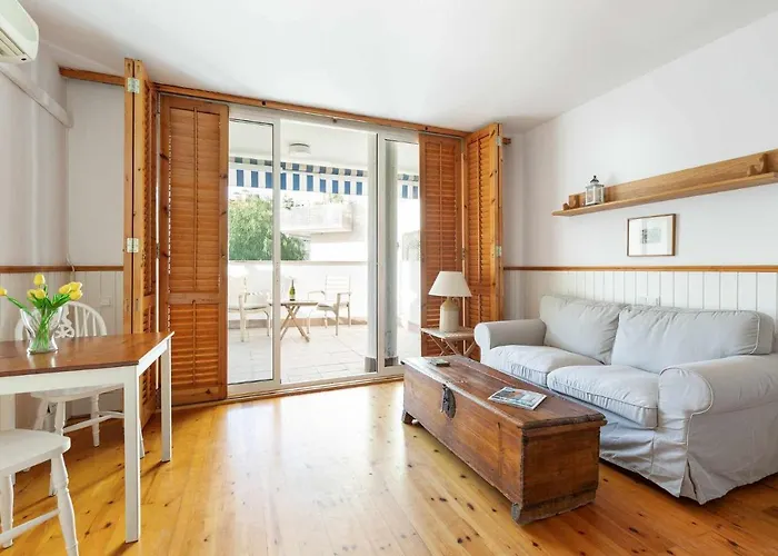 - A 10 Minutos De La Paya 锡切斯